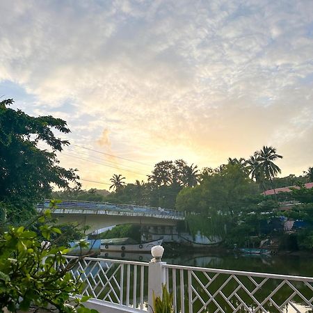 Hotel Riverside Baga Bagian luar foto