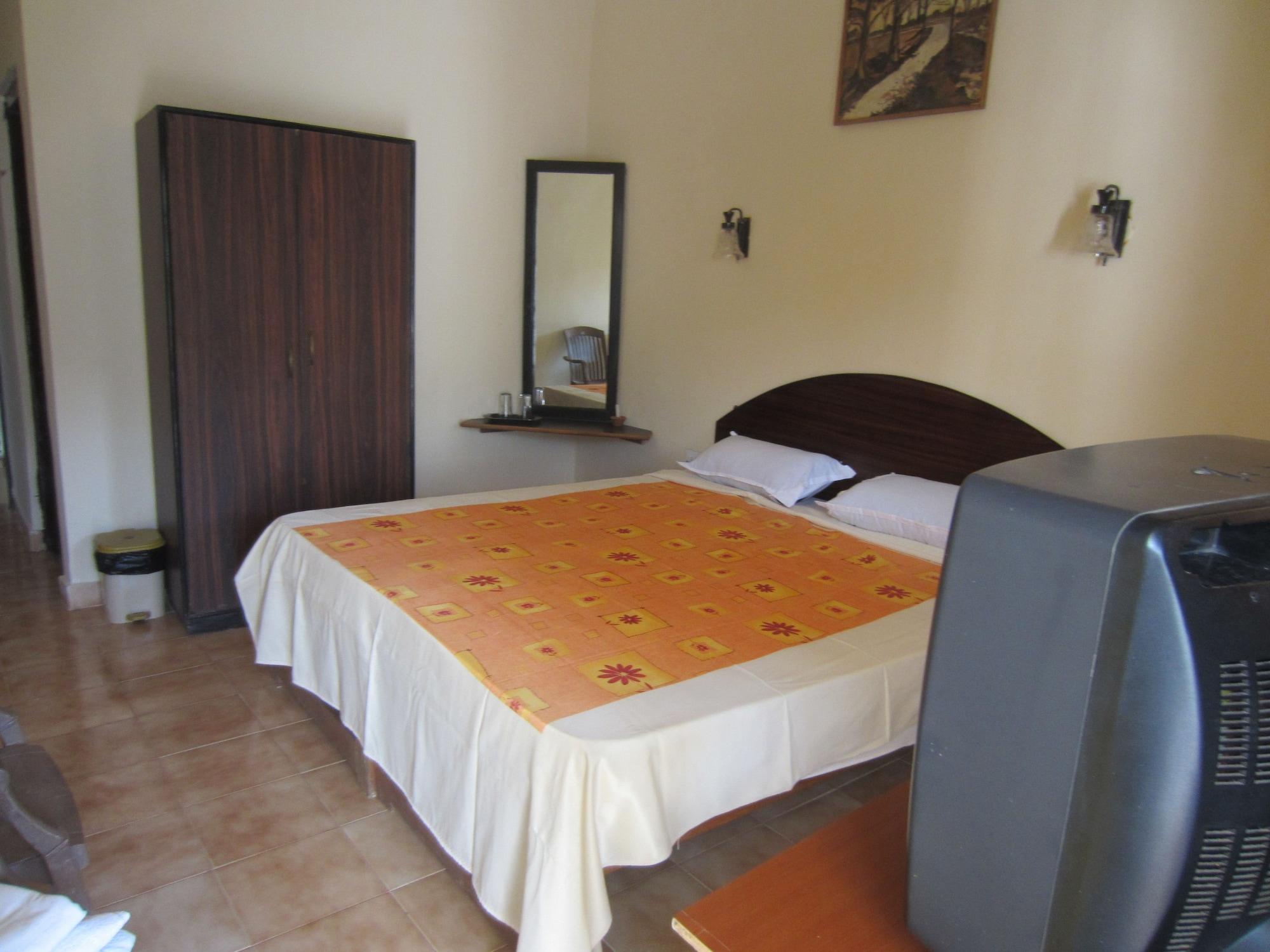 Hotel Riverside Baga Bagian luar foto