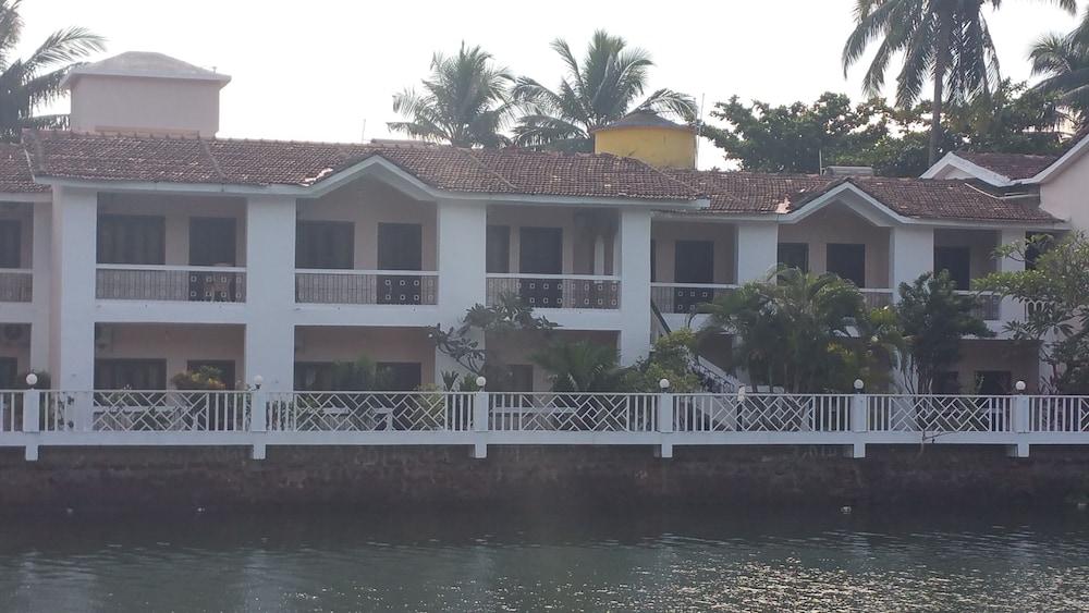 Hotel Riverside Baga Bagian luar foto
