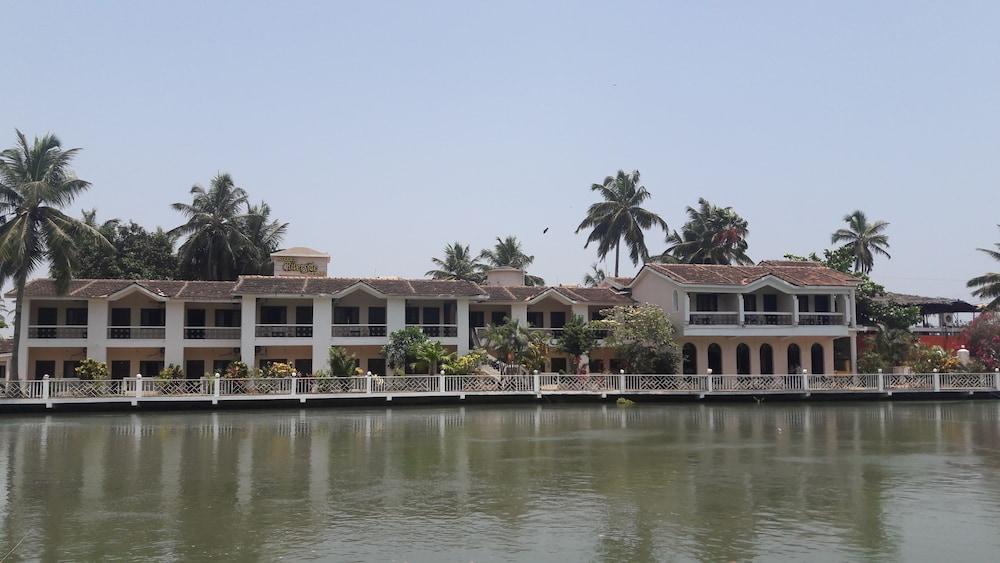 Hotel Riverside Baga Bagian luar foto