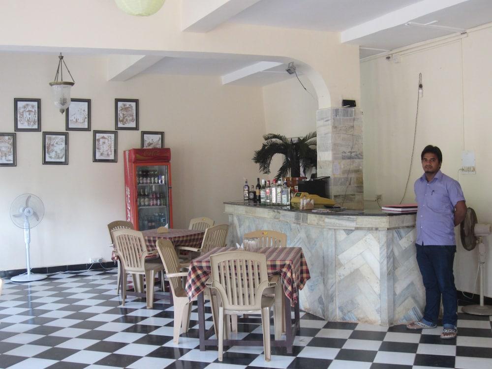 Hotel Riverside Baga Bagian luar foto