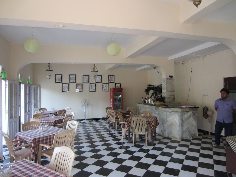 Hotel Riverside Baga Bagian luar foto