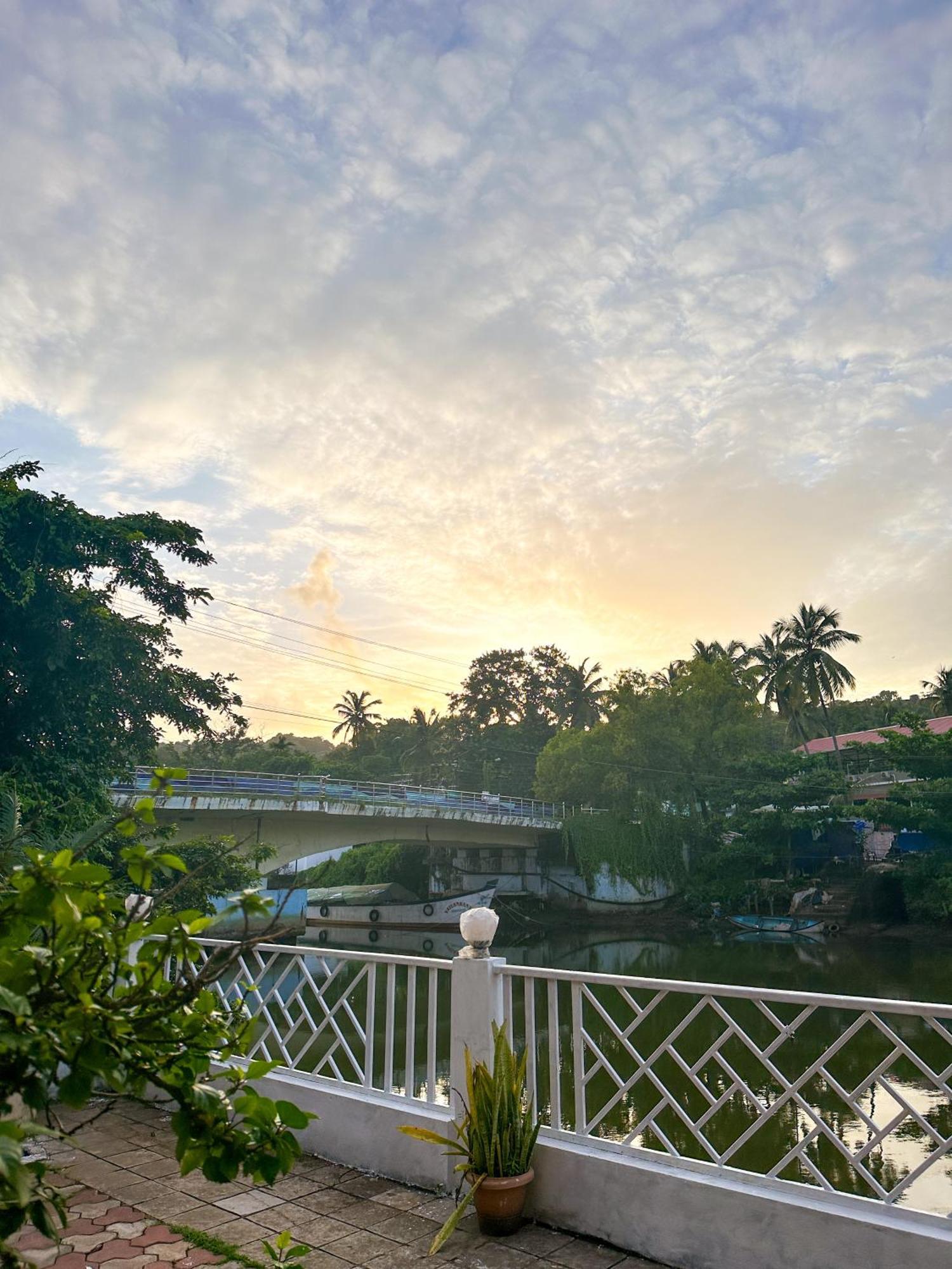 Hotel Riverside Baga Bagian luar foto