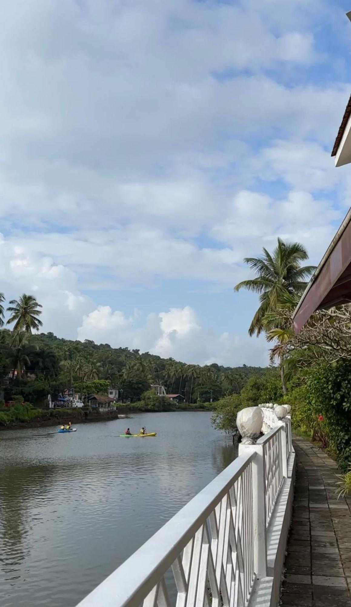 Hotel Riverside Baga Bagian luar foto