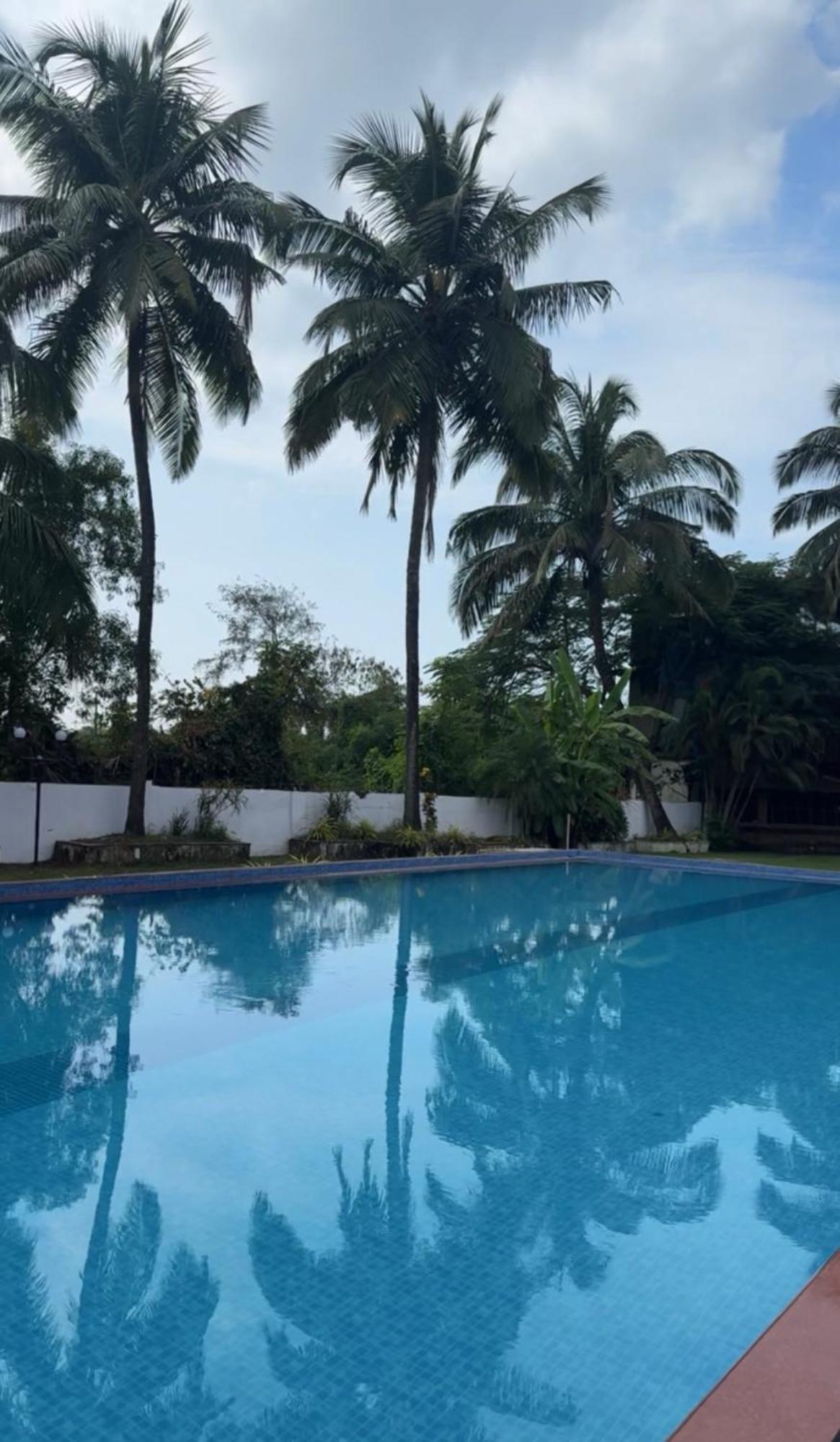 Hotel Riverside Baga Bagian luar foto