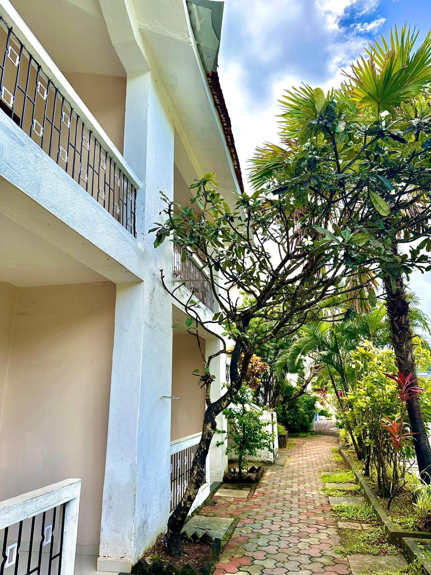Hotel Riverside Baga Bagian luar foto