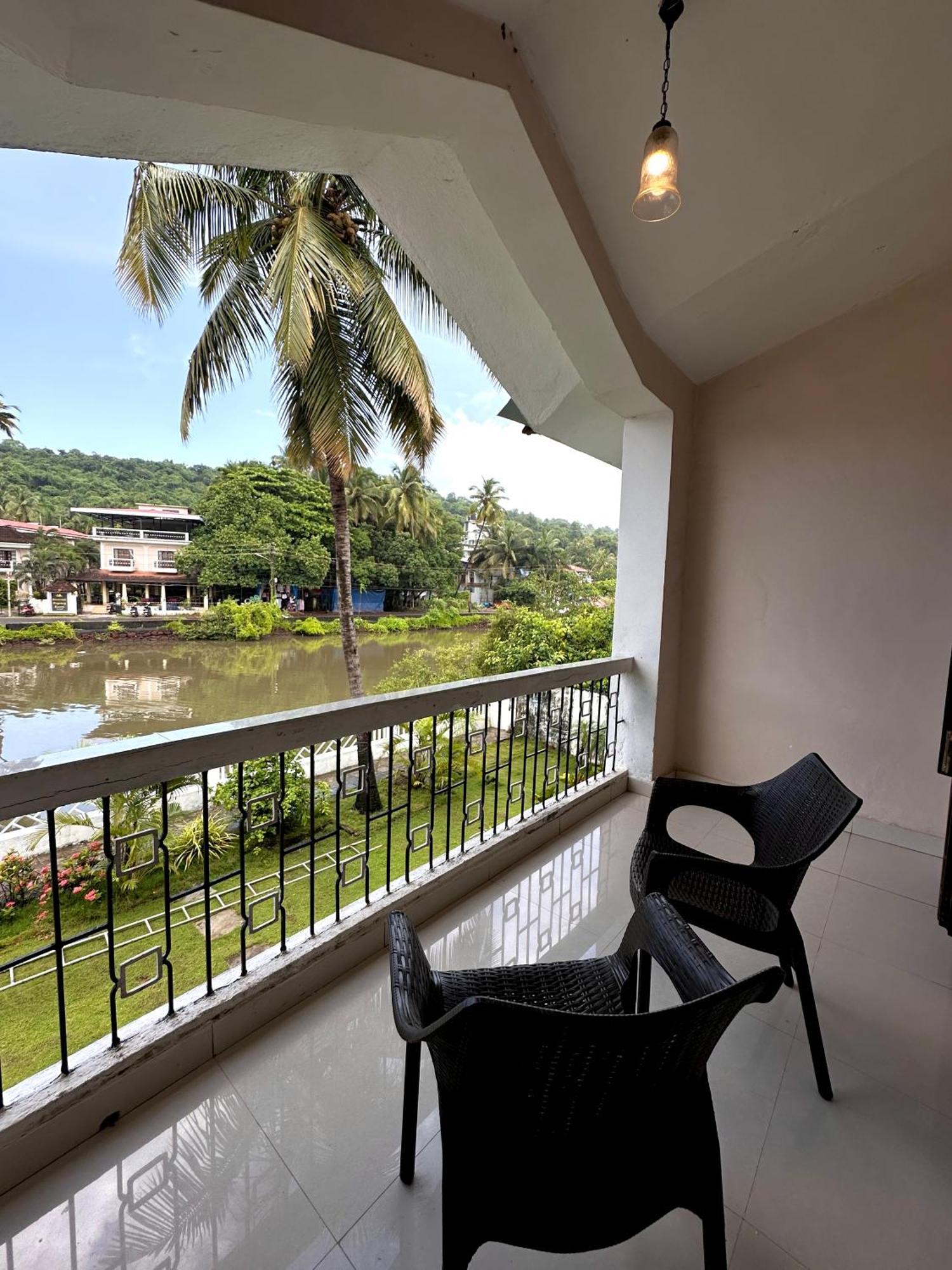 Hotel Riverside Baga Bagian luar foto