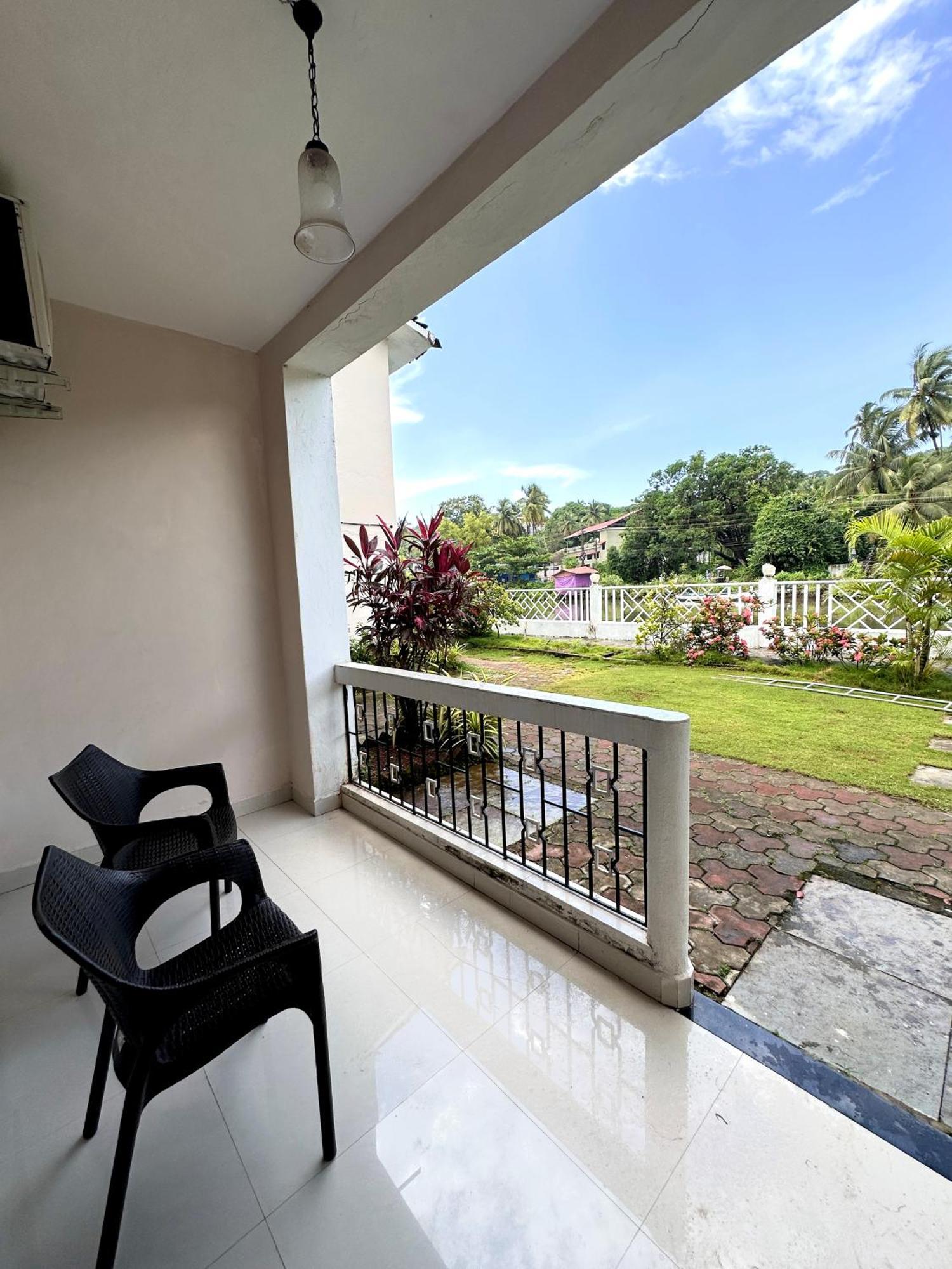 Hotel Riverside Baga Bagian luar foto