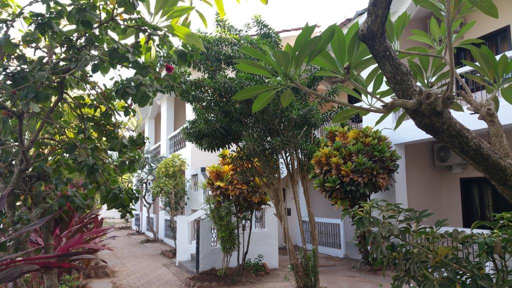 Hotel Riverside Baga Bagian luar foto