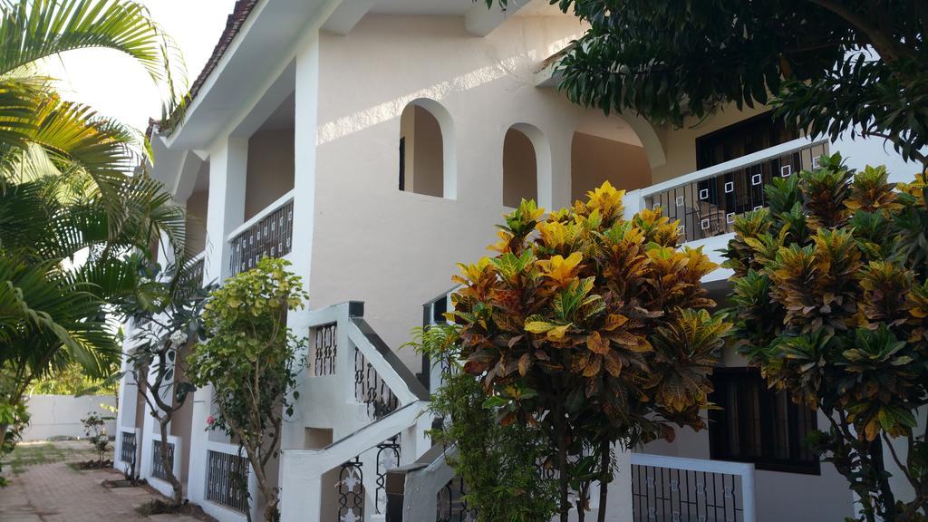 Hotel Riverside Baga Bagian luar foto