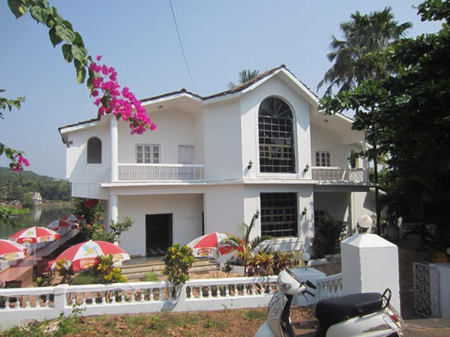 Hotel Riverside Baga Bagian luar foto
