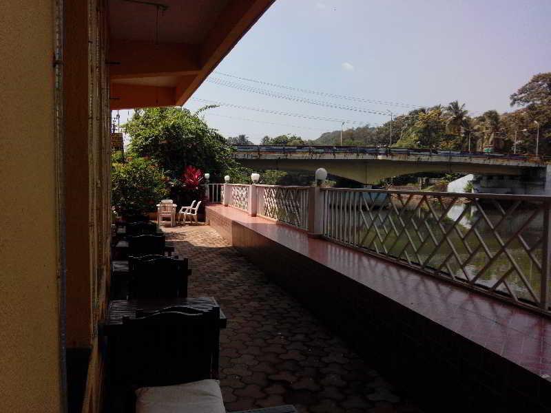Hotel Riverside Baga Bagian luar foto