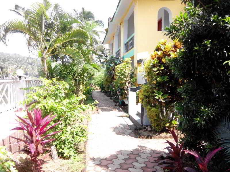 Hotel Riverside Baga Bagian luar foto