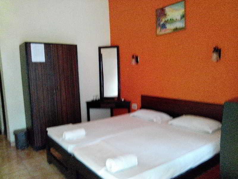 Hotel Riverside Baga Bagian luar foto